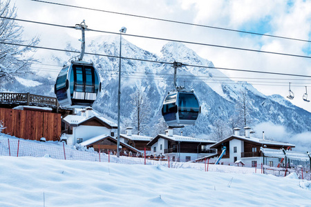 冬天晴朗的晴天，贡多拉电梯村庄和高山山脉