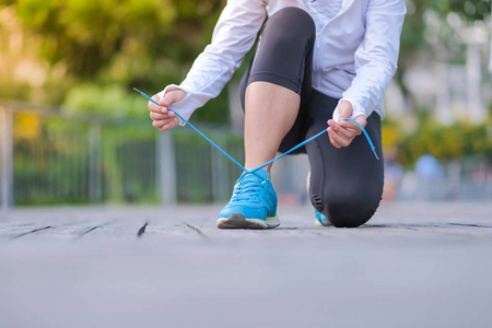 年轻的健身女子在公园户外散步,女跑步者在外面的路上跑步,亚洲运动员