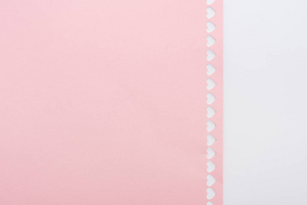 背景切出的心排在粉红纸上，隔离在白色上，有复制空间