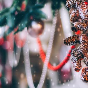 圣诞背景与松果，模糊的新年装饰