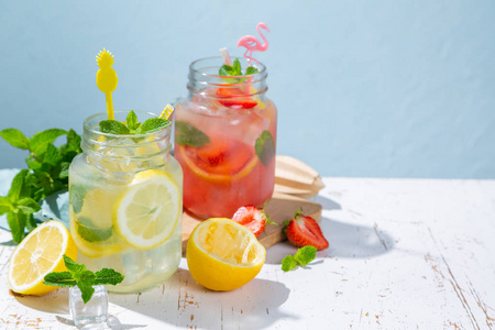 玻璃罐中夏季柠檬水的选择