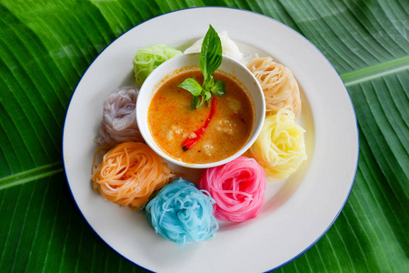 泰国米粉五颜六色的米粉或米粉咖喱鱼汤酱盘中蔬菜香蕉叶背景泰国风味食物美味和美丽的食物