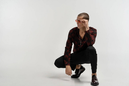 蹲姿势素材图片