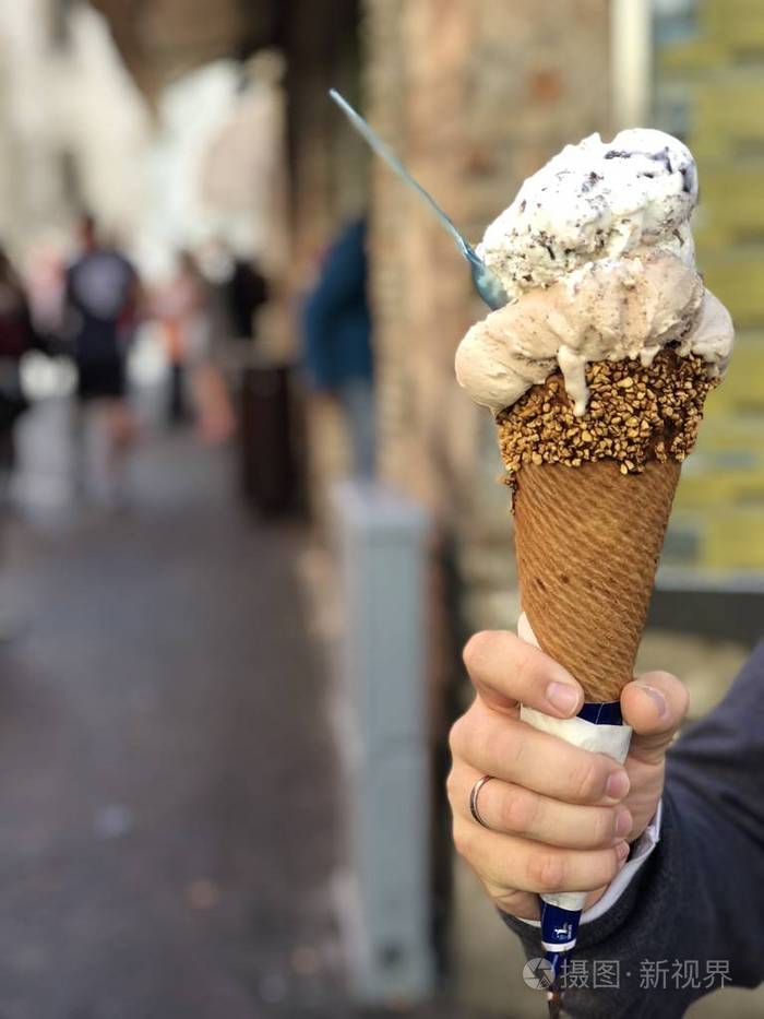 冰淇淋在手里