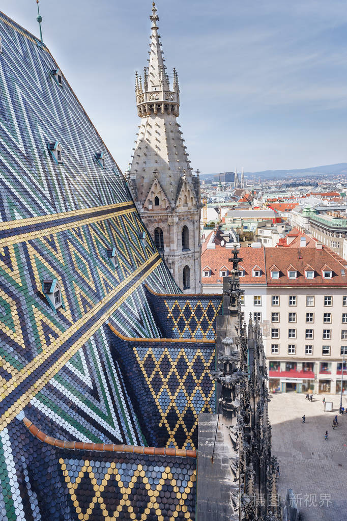 维也纳圣斯蒂芬大教堂美丽的彩色屋顶和塔楼