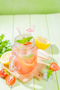 夏天草莓柠檬水