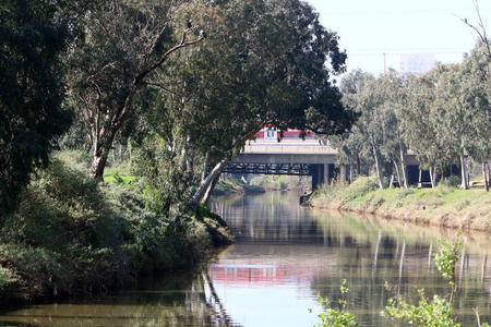 特拉维夫的城市公园沿着雅肯河的河岸。