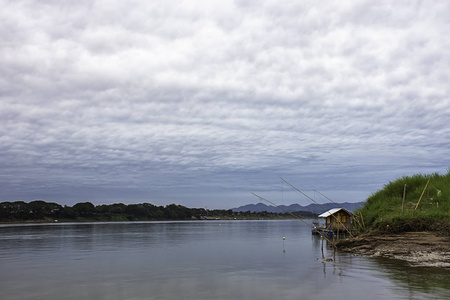 泰国洛伊湄公河上漂浮的捕鱼和天空。