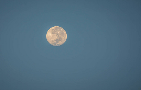 真正的月亮在天空夜空背景与满月选择性聚焦
