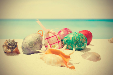 复活节在热带海滩背景。白沙滩上的鸡蛋。度假旅游理念