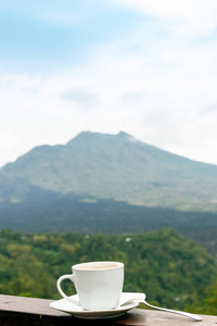 自然背景上的白色热咖啡杯。 巴厘岛岛。 火山蝙蝠。 亚洲。