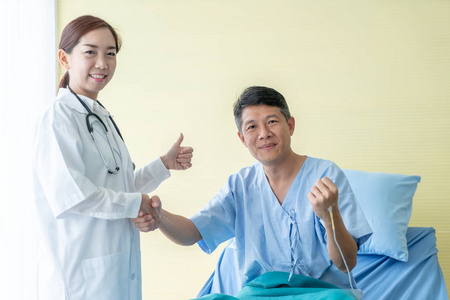 亚洲女医生在医院或诊所与HRE患者保健和专业理念握手