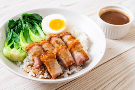 酥脆的猪肉肚，上面的米饭，亚洲食品风格