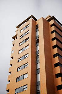 西班牙萨拉戈萨一座现代建筑的立面视图。