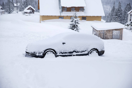 冬天雪覆盖了冰冻的汽车