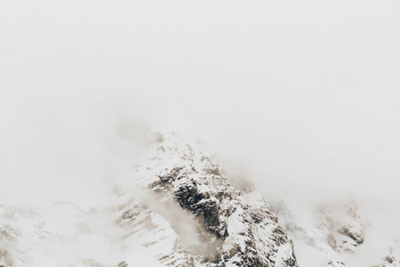 冬季雾中阿尔佩布山的美丽多云景色