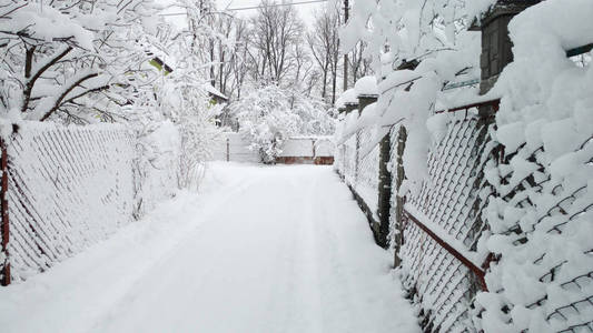 下雪的街道。 战斗都在雪地里。 下雪后的早晨。