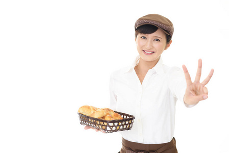 女面包师的肖像，显示三号手势孤立在白色背景上