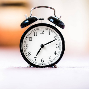 浪漫时钟 7 上午表准时在早上阳光复古色彩和空间为文本9:10 上午与空