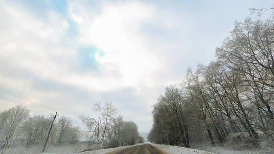 冬天的乡间小路上有着白雪皑皑的树林