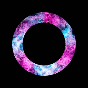 毛茸茸的喷出蓝色和粉红色的烟雾和雾，在黑色背景上形成一个圆圈。 衣服的幻想印花t恤运动衫