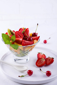 草莓猕猴桃和杏的水果沙拉。 新鲜可口的小吃