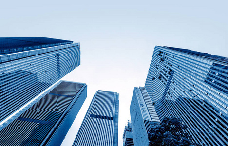 商业街区现代摩天大楼顶蓝天的底部景色