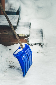 冬季，蓝雪铲清理人行道和楼梯