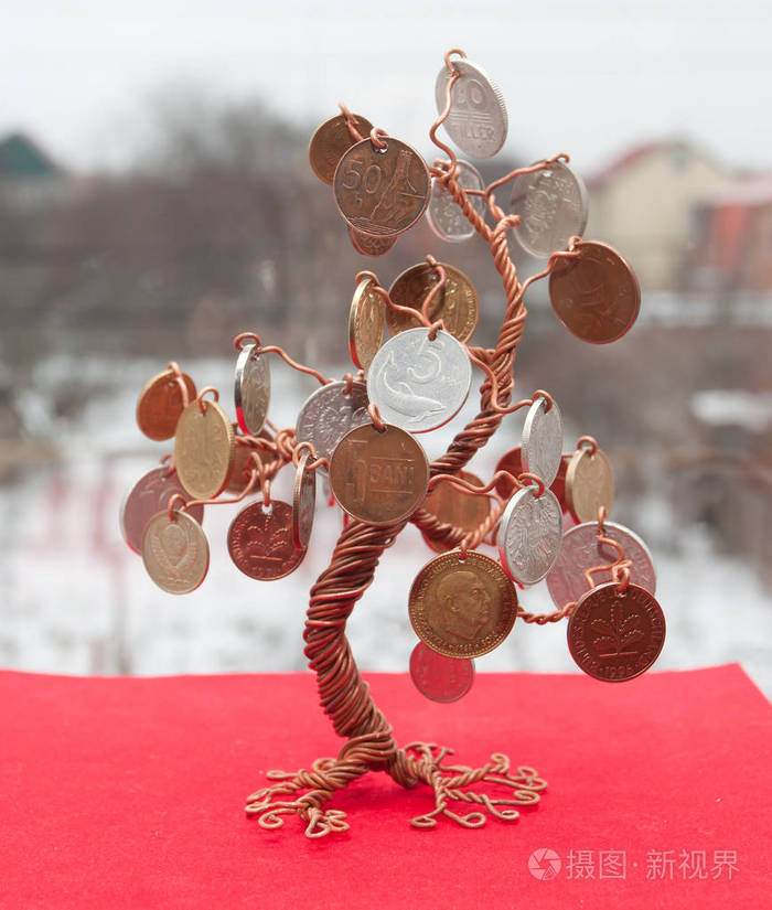 一棵带硬币的铜线树手工制作的工艺品