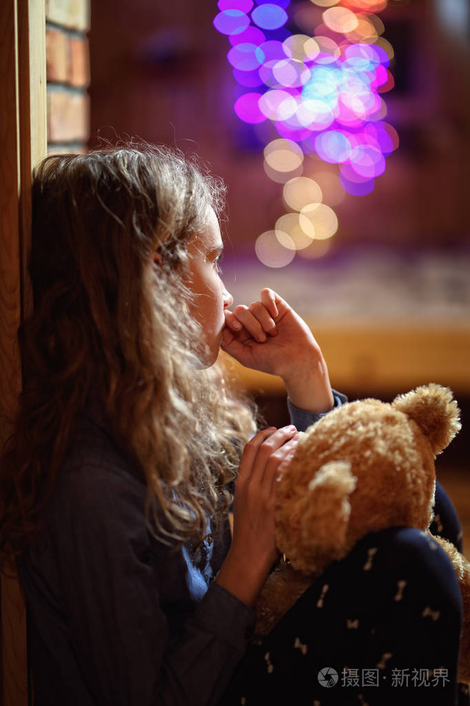 被遗弃的小女孩在家伤心