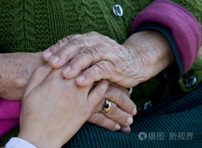 下载小样发票合同问题/举报姐妹们在玩女孩和奶奶的手白色背景上母女