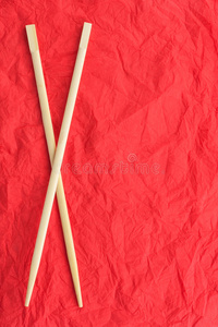 筷子放在红色餐巾纸上