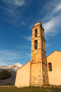 科西嘉皮奥格尼奥拉附近的教堂和钟楼