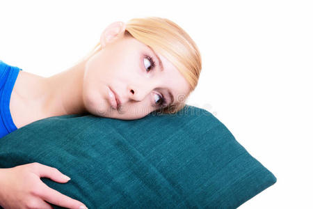 睡意朦胧的女孩,绿色枕头与白色隔离照片