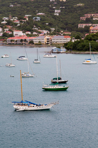 圣托马斯湾的帆船和度假村