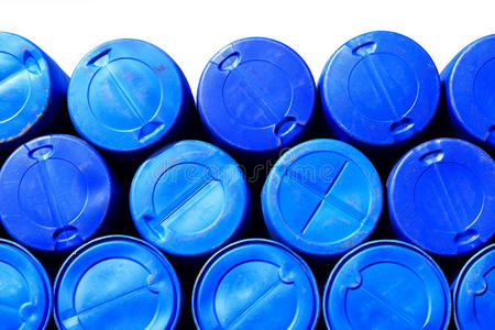 装有化学品的蓝色塑料桶照片