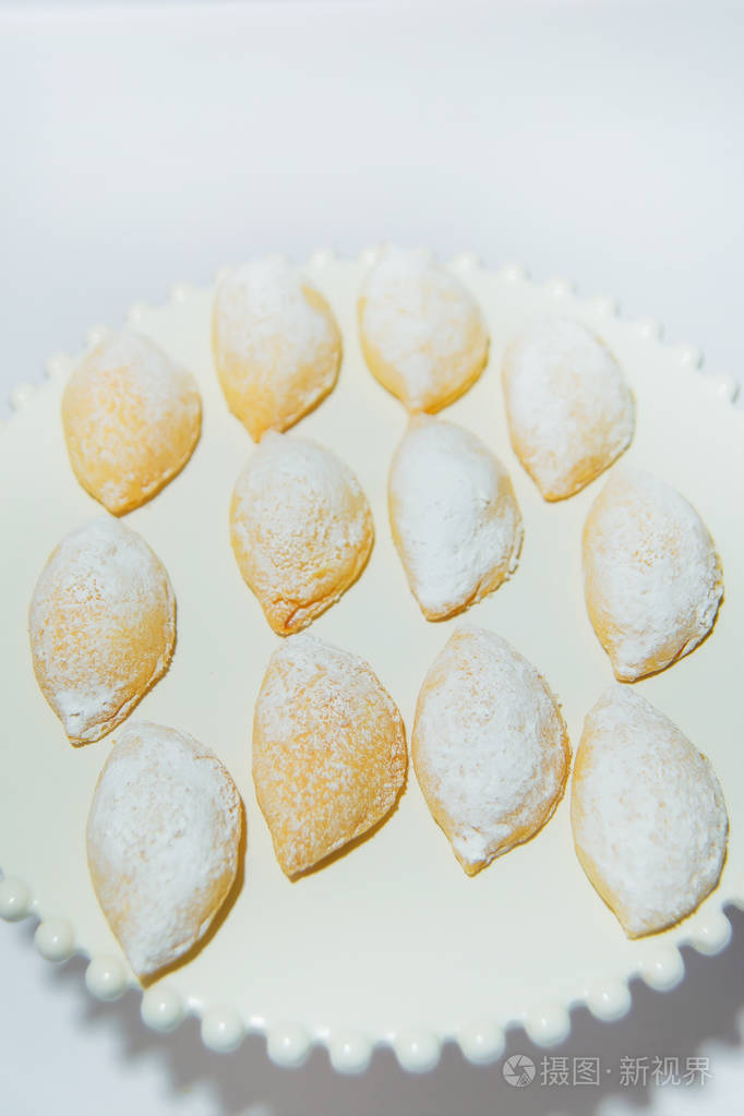 由白色背景上的短皮糕点制成的饼干带有糖霜的椭圆形饼干甜点甜点烹饪