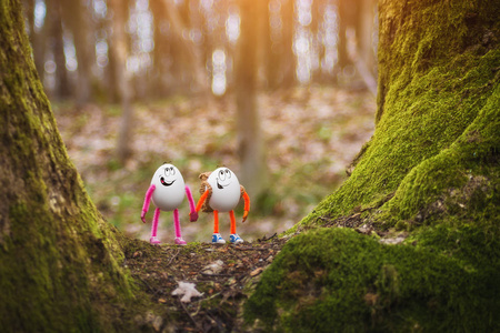在童话森林里散步的几个复活节彩蛋。旅游和度假理念..