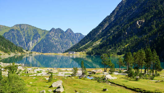 法国比利牛斯山高贝湖畔的夏日风景如画。