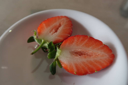 成熟的草莓水果，甜美而美丽。图片用于广告设计创意包装市场营销等
