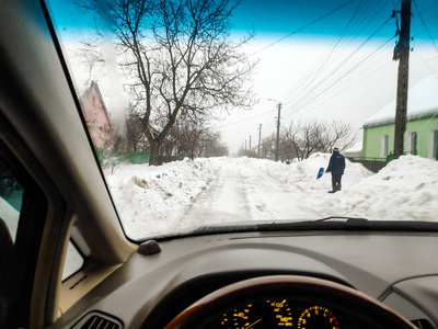 在车里冬天的路在雪地里开车旅行,很多雪在开车照片
