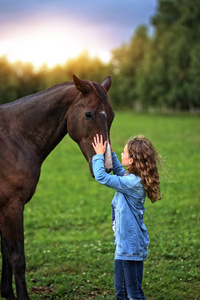带着马在农场的女孩