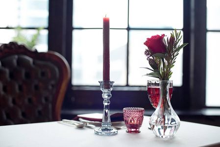 活动桌上有花瓶蜡烛玻璃烛台毛巾和酒杯