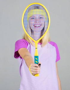 积极的生活方式。女人手里拿着网球拍。网球俱乐部的概念。网球运动和娱乐。积极的休闲和爱好。女孩适合苗条的金发碧眼打网球。运动促进健