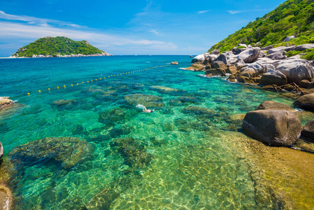 海滨，石质的海滩，绿松石水，暑假背景