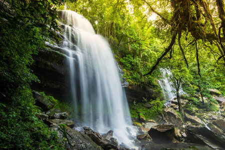 参考译文丛林美丽的瀑布山河瀑布山水瀑布洞前绿色的森林大自然植物热带雨林带着阳光的岩石石