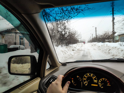 在车里冬天的路在雪地里开车旅行，很多雪在开车