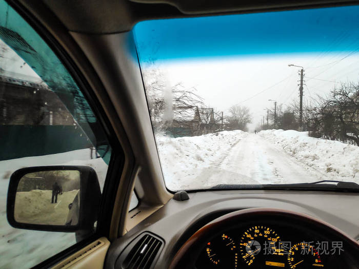 在车里冬天的路在雪地里开车旅行,很多雪在开车
