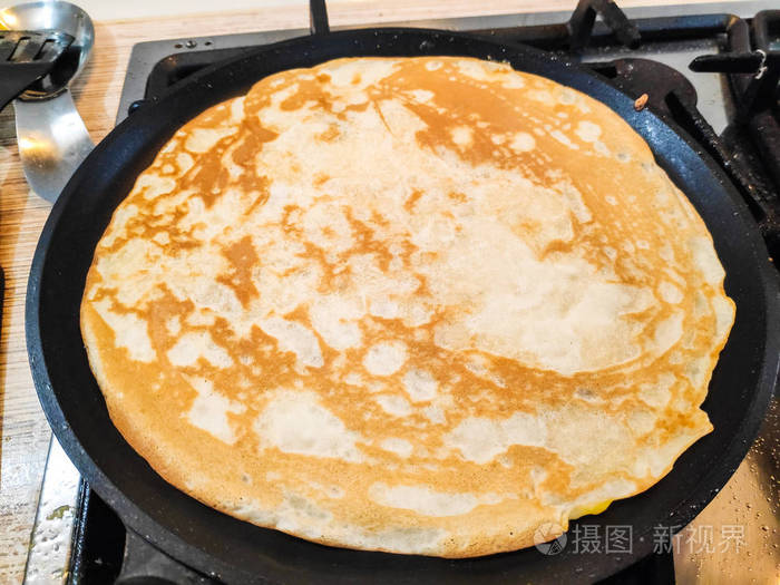 美味的薄煎饼煮薄煎饼在平底锅里