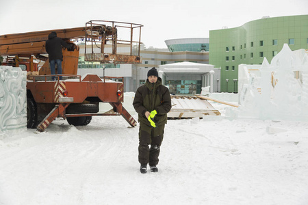 一名穿着冬季工作服的冰城集会地点的工人画像